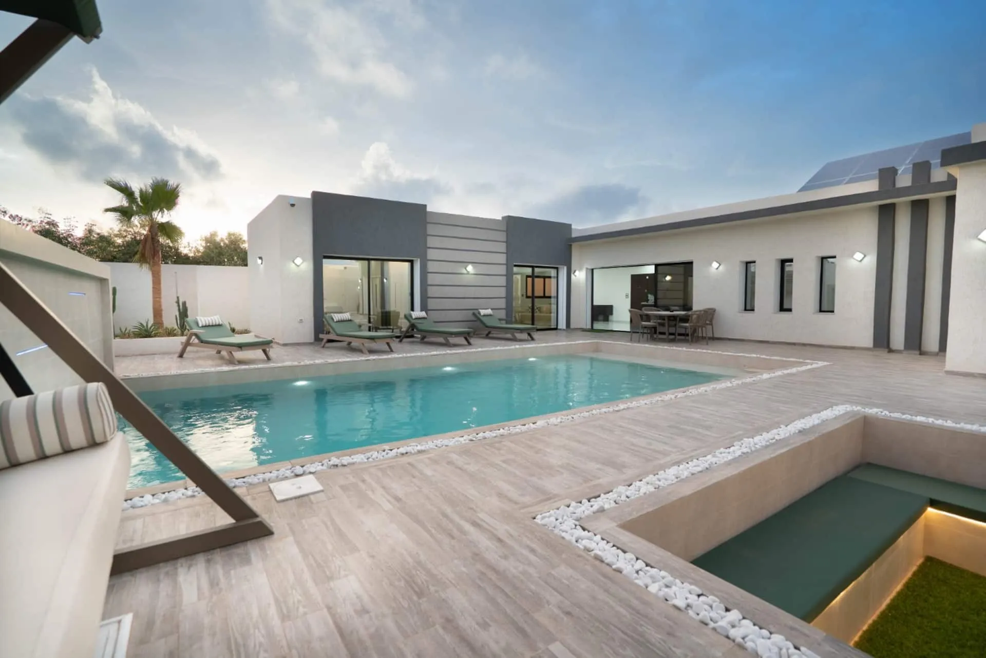 Piscine privée et terrasse de la Villa Élégance à Tezdaine, Midoun, Djerba