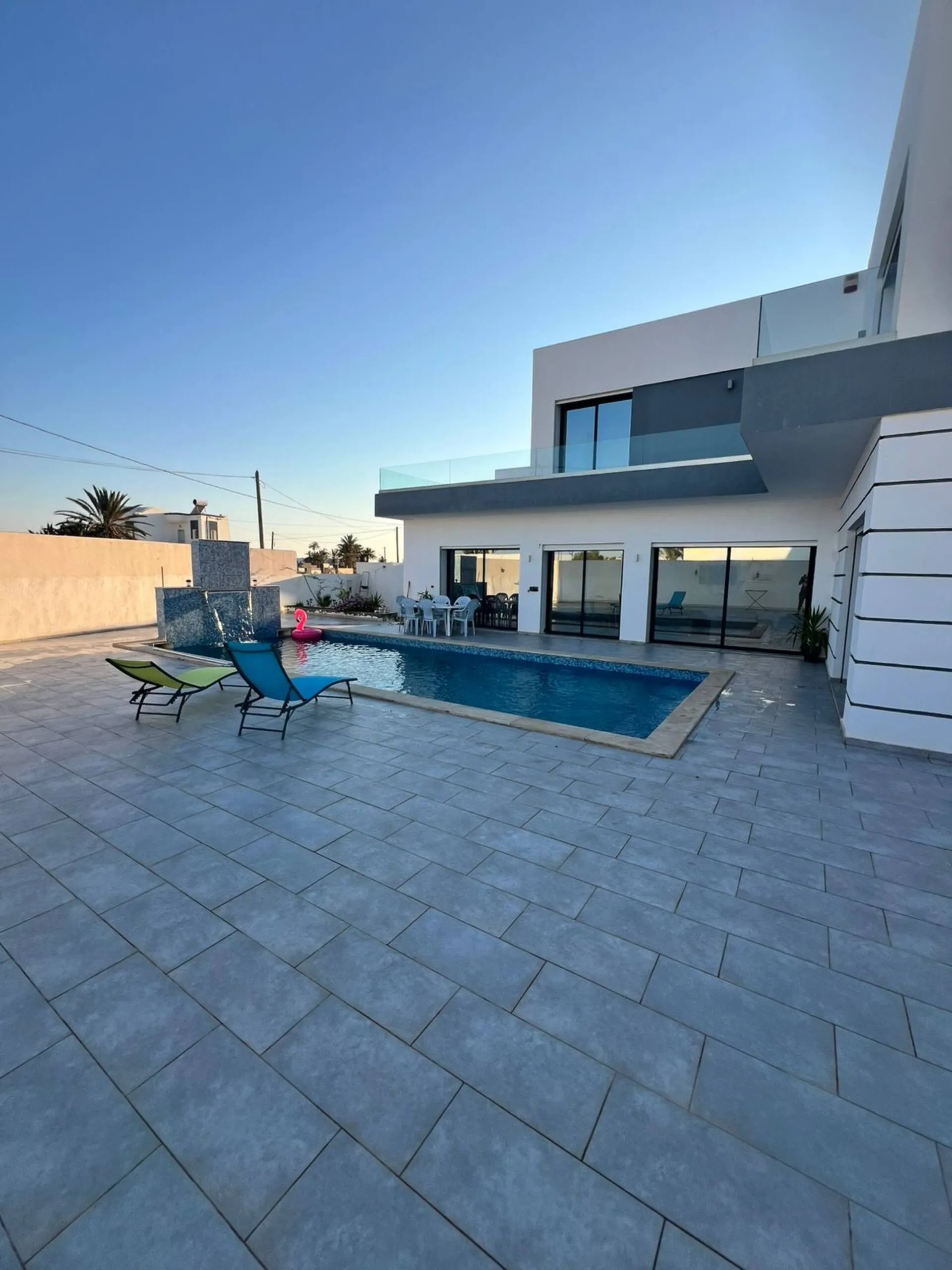Piscine privée et façade contemporaine de la Villa La Lagune à Midoun, Djerba