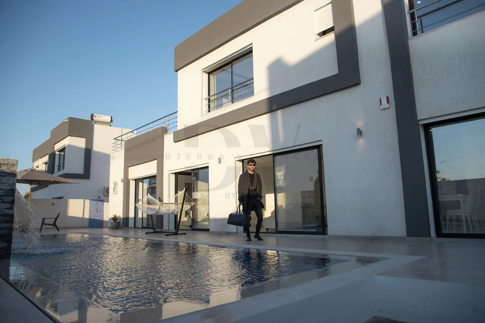 Façade et piscine privée de la Villa New York à Taguermess, Djerba